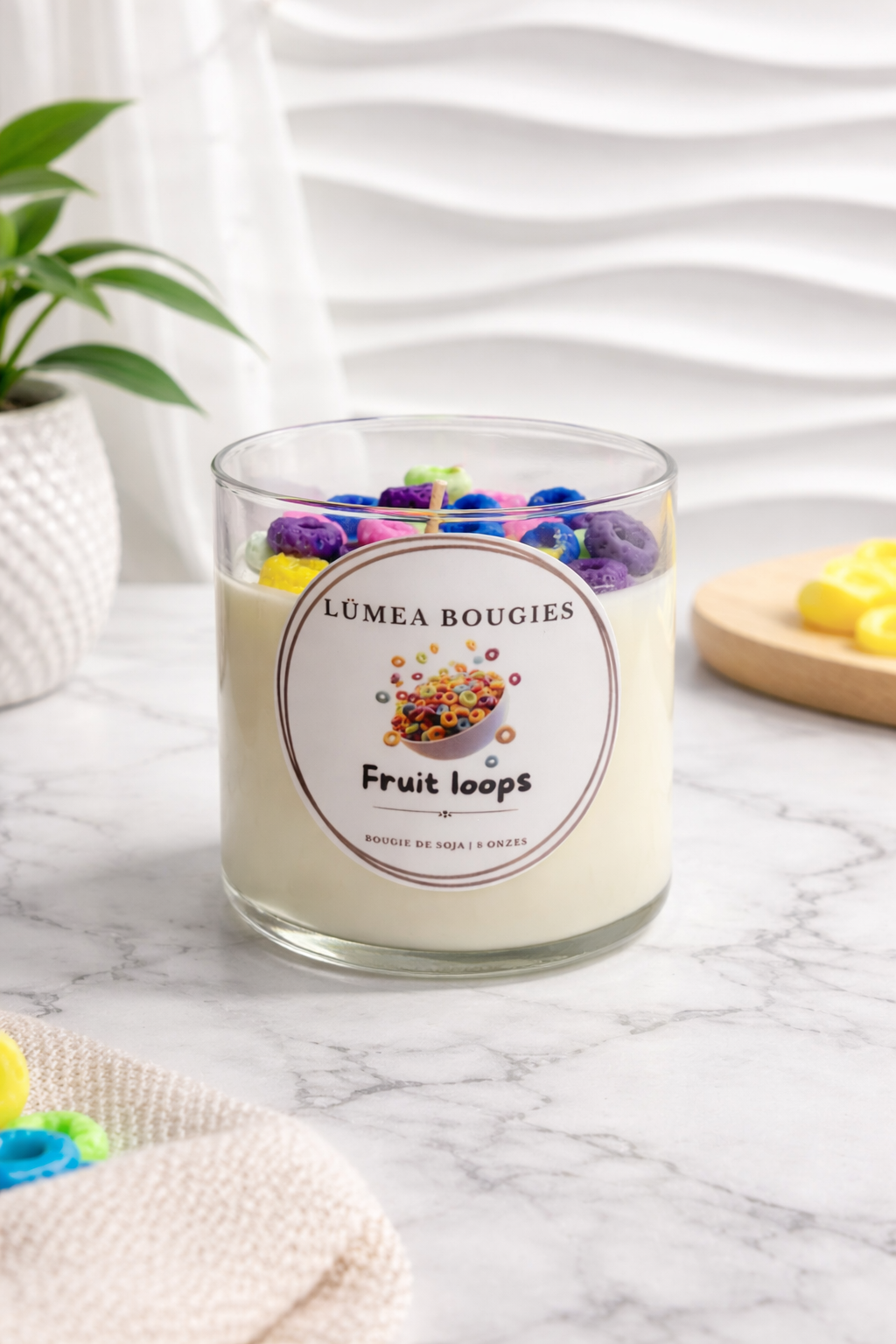 Chandelle artisanale Fruit Loops 8 oz, parfumée aux notes fruitées d’orange, citron, citron vert, lait sucré, cerise noire, baies rouges et vanille de Madagascar, idéale pour parfumer salon, chambre ou bureau.